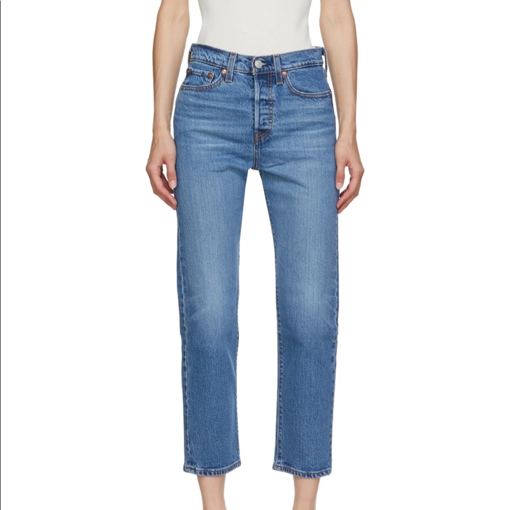 Levi’s wedge straight ankle jeans in medium wash